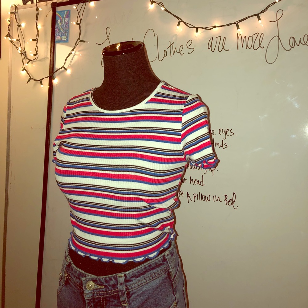 MID RISE 70’s ruffle detail tee🧲🥚🚲